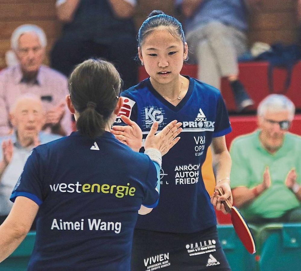 Zweimal Wang – einmal Aimei und einmal Lisa – und am Ende stand für die Anröchter Paarung ein Fünfsatz-Sieg im Doppel. Da kann man sich ruhig mal abklatschen. Foto: Heinke