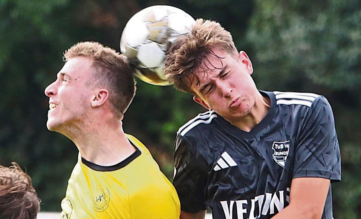 Der eingewechselte Marvin Schumacher (l.) hatte noch zwei sehr gute Kopfballchancen, um für den SuS Bad Westernkotten in Olpe zum 1:1 auszugleichen. Aber am Ende schaute die Nolte-Elf mit 0:1 in die Röhre. Foto: Thomas Wiegand
