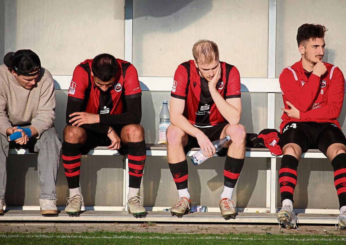 „Das war gar nichts!“ Lange Gesichter herrschten beim SV Lippstadt nach der 1:2-Heimniederlage gegen Münster. Auf dem Bild (v.l.): der an der Hand verletzte Justus Meier, Serkan Temin, Max Kamann und Fatih Ufuk. Fotos: Heinke