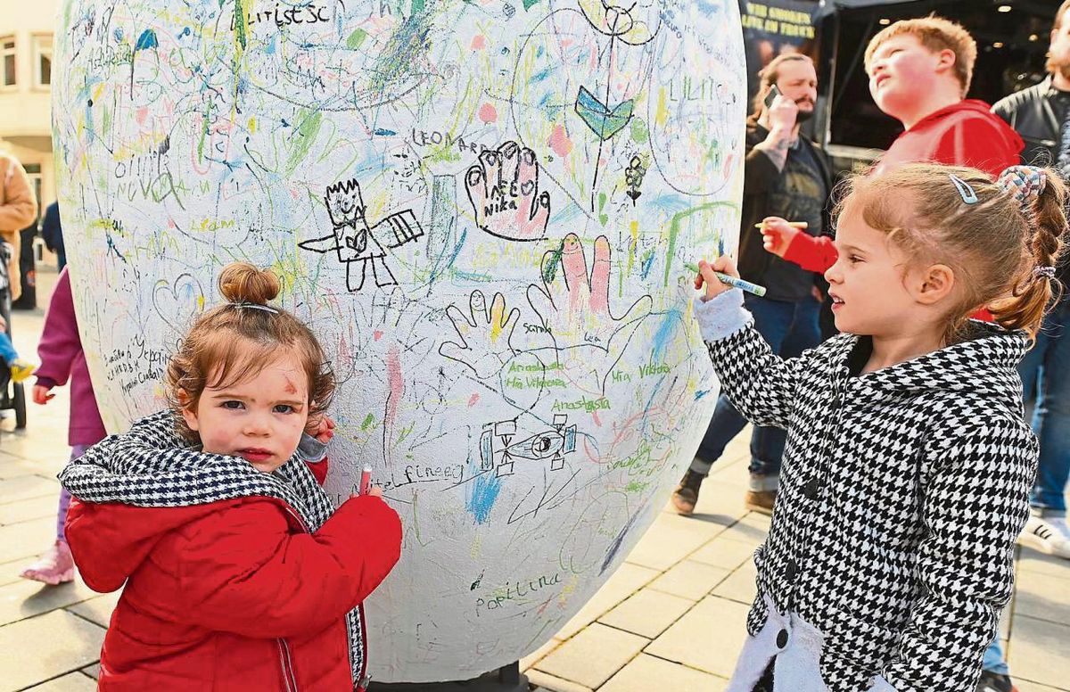 Ei, Ei, Ei: Das gigantische Osterei auf dem Geseker Marktplatz wird immer bunter. Fotos: Tuschen