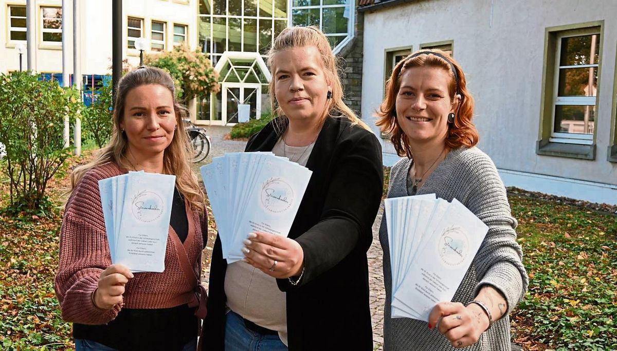 Laden Eltern von Sternenkindern ein, bei den Treffen der neuen Selbsthilfegruppe in Rüthen vorbeizuschauen (v.l.): Dana Stinson (Leiterin Kiss) sowie die Initiatorinnen Sarah Schwarzrock und Lisa-Marie Jungeblut. Foto: Susanne Schulte-Nölle/ Kreis Soest