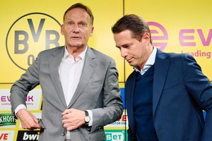 Lars Ricken (r) hat am 1. Mai die Nachfolge von Hans-Joachim Watzke als BVB-Sportchef angetreten. - Foto: Bernd Thissen/dpa