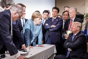 Dieses von der Bundesregierung verbreitete Bild des Fotografen Jesco Denzel wurde damals in sozialen Netzwerken viel kommentiert. (Archivbild) - Foto: Jesco Denzel/Bundesregierung/dpa