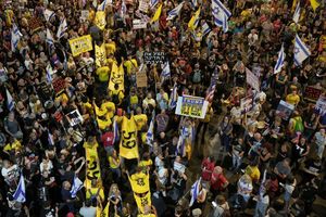 In Israel gehen erneut Tausende für ein Ende des Gaza-Kriegs auf die Straße. (Archivbild) - Foto: Oded Balilty/AP/dpa