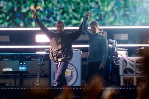 Endlich vereint: Liam und Noel Gallagher auf der Bühne. - Foto: Scott A Garfitt/Invision/AP/dpa