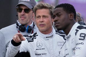 Bild von den Dreharbeiten im Sommer 2023 in Silverstone: Brad Pitt (Mitte) spricht mit Schauspielkollege Damson Idris (rechts). (Archivbild) - Foto: Luca Bruno/AP/dpa