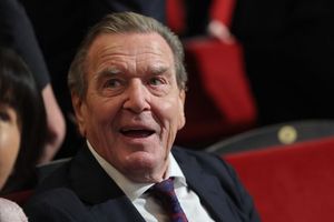 Ex-Kanzler Gerhard Schröder wird im Untersuchungsausschuss des Schweriner Landtags zur Erdgasleitung Nord Stream 2 als Zeuge befragt. (Archivbild) - Foto: Jens Büttner/dpa POOL/dpa