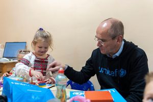 Der Geschäftsführer von Unicef Deutschland, Christian Schneider, mit einem ukrainischen Vorschulkind in einem Schutzraum unter der Erde: Das Kinderhilfswerk hilft Schulen und Kindergärten in dem vom Krieg geprägtem Land. - Foto: -/Unicef/dpa