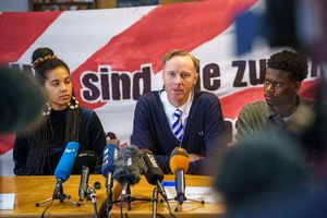 Der Marburger Anwalt Jannik Rienhoff sieht Rechtsbrüche seitens der Polizei während der Proteste gegen die Neugründung der AfD-Jugendorganisation in Gießen. - Foto: Andreas Arnold/dpa