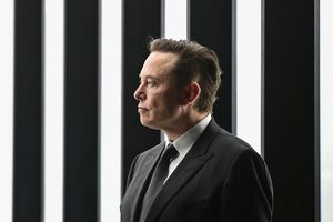 Elon Musk soll die 2018 zugesagten Aktien doch noch bekommen. (Archivbild) - Foto: Patrick Pleul/dpa