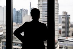 Die Hälfte der Unternehmen gab in einer Umfrage 2023 an, die Besetzung von Führungspositionen würde immer schwieriger. - Foto: Hannes P Albert/dpa