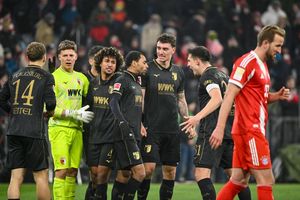 Die Bayern um Harry Kane (r) schlichen als Verlierer vom Platz. - Foto: Peter Kneffel/dpa