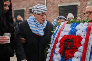 Der Holocaust-Überlebende Stanislaw Zalewski gedenkt mit anderen Überlebenden im früheren deutschen Konzentrations- und Vernichtungslagers Auschwitz der Opfer des NS-Terrors. - Foto: Beata Zawrzel/AP/dpa
