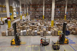 Aus solchen Logistikzentren beliefert Amazon seine Kunden. (Archivbild) - Foto: Bernd Wüstneck/dpa