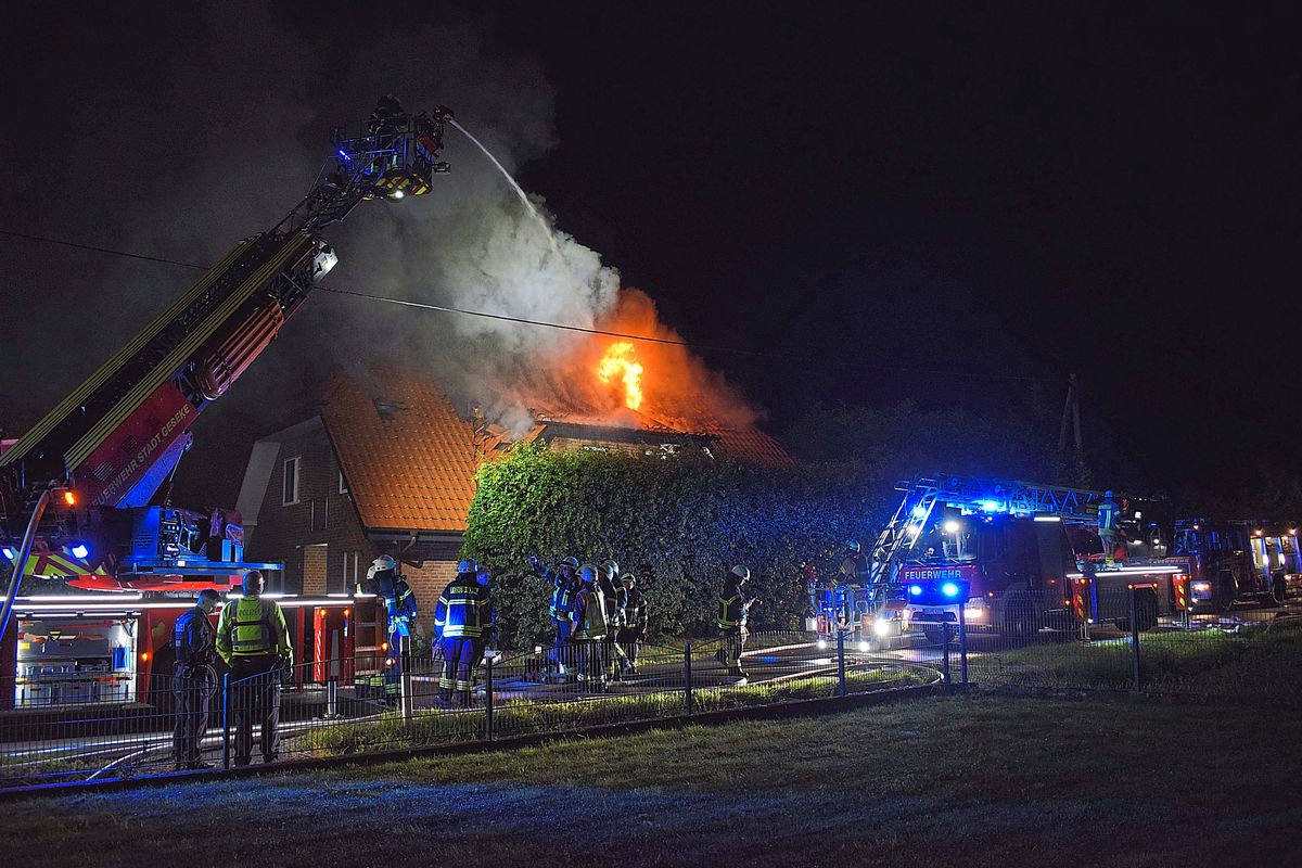 Im Verlarer Weg in Geseke ist ein Einfamilienhaus abgebrannt. Foto: Feuerwehr Geseke