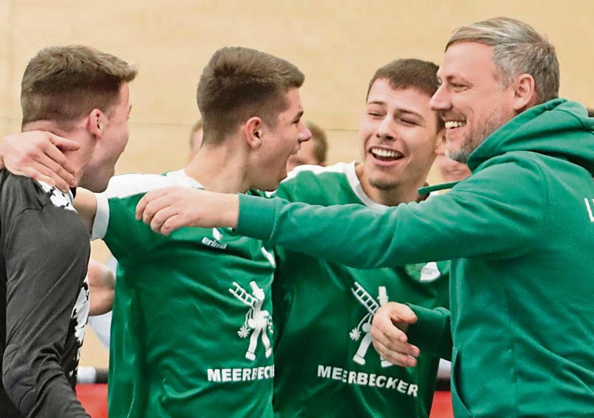Jubel bei Trainer Benedikt Bilstein (r.) und seinen Jungs von GW Langenberg-Benteler: Der A-Kreisligist besiegte bei der Masters-Endrunde gleich zweimal den SV Lippstadt und belegte als bestes heimisches Team Platz vier. Fotos: Lütkehaus