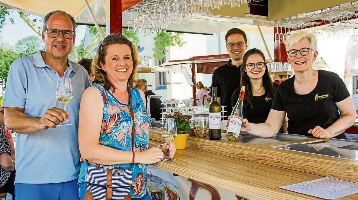 Beim Auftakt am Freitag schmeckt der Wein schon einmal. Das Winzerfest geht noch bis Sonntag, 15. Juni. Foto: N. Wissing