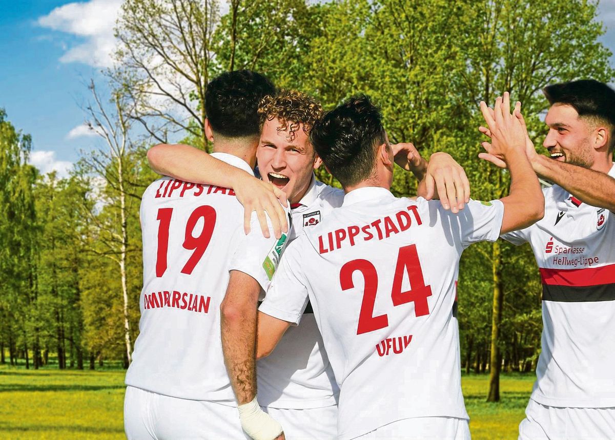 Der SV Lippstadt ist zurück am Waldschlößchen. So ähnlich. Für jedes Tor, das die Schwarz-Roten in der Regionalliga-Saison 2022/23 erzielten, sollen 50 Bäume gepflanzt werden. Macht bei 51 Treffern genau 2550. Da darf man ruhig mal jubeln. Foto: Lütkehaus Montage: Newholm