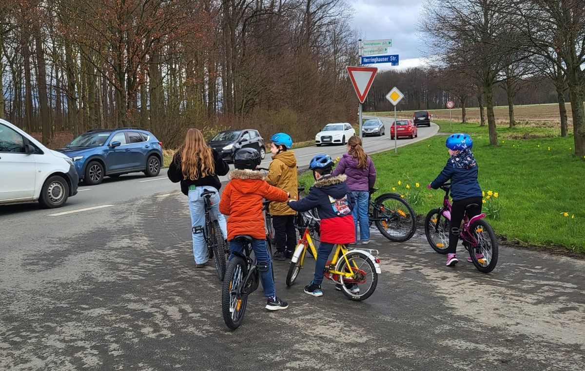 Diese Verkehrssituation für Kinder mit dem Fahrrad ist äußerst ungünstig. Foto: Eniz Daniel Hundertmark