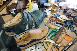Die Schuhmacherwerkstatt von Georg Wessels in Vreden versorgt Jeison Rodriguez und andere Riesenwüchsige seit vielen Jahrzehnten mit passendem Schuhwerk. - Foto: Bernd Thissen/dpa