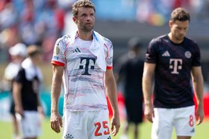Weiter geht's: Thomas Müller nach dem Spiel mit einem kühlenden Handtuch im Nacken. - Foto: Sven Hoppe/dpa