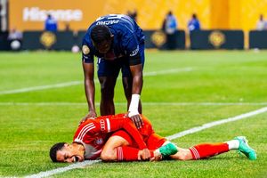 Jamal Musiala am Boden: Bei der Club-WM verletzte er sich schwer im Spiel gegen Paris Sant-Germain. (Archivbild) - Foto: Malachi Gabriel/ZUMA Press Wire/dpa