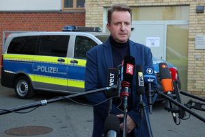 Oberstaatsanwalt Harald Nowack gibt in Rostrock bekannt, worauf viele wochenlang gewartet haben: Im Fakk des achtjährigen Fabian ist ein Haftbefehl ergangen. - Foto: Bernd Wüstneck/dpa