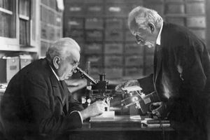 Die Brüder Auguste (rechts) und Louis Lumière gelten als Erfinder des Kinos. (Archivbild) - Foto: picture-alliance / dpa