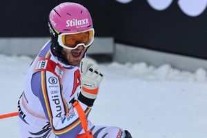 Linus Straßer jubelt über Platz drei im Slalom von Kitzbühel. - Foto: Marco Trovati/AP/dpa