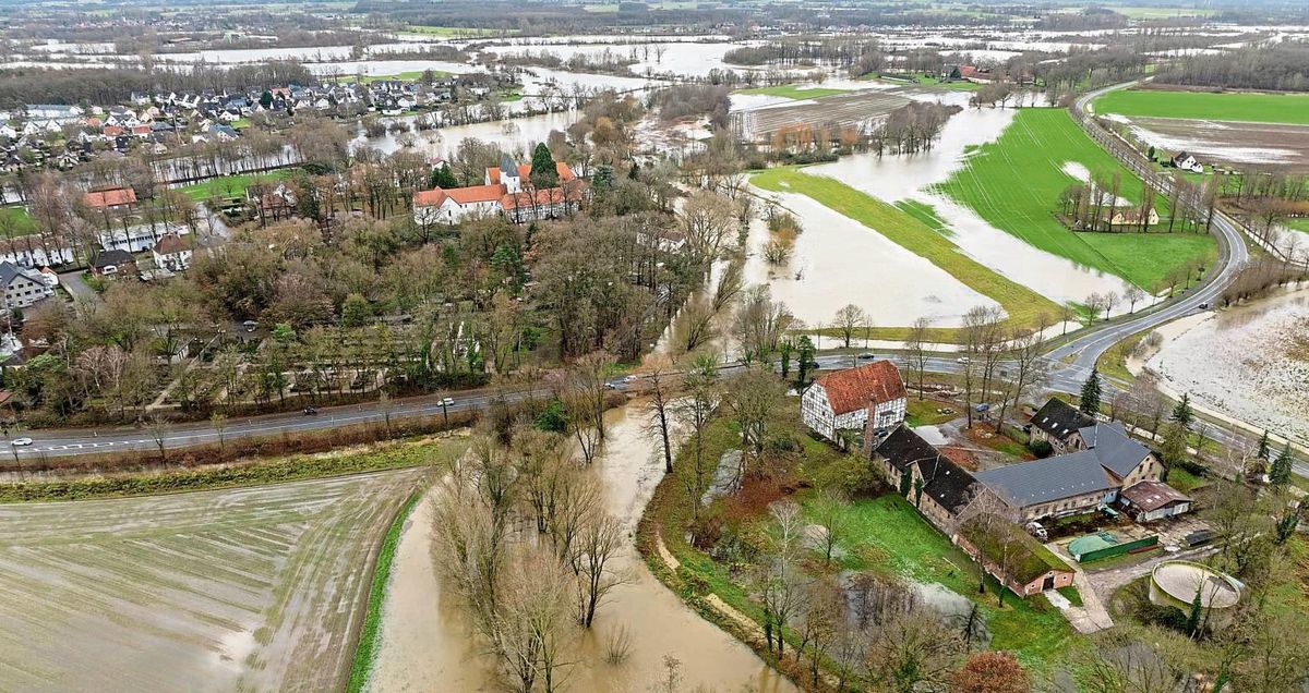 Erfolgsmodell vor der Haustür: In den Lippeauen im Hintergrund sind die „Erfolge der Renaturierung“, so Chef-Stadtplaner Heinrich Horstmann, gut zu sehen: Das Wasser kann sich in der Aue ausbreiten und überflutet nicht die Innenstadt. An der Glenne (im Vordergrund) soll dieses Konzept ebenfalls umgesetzt werden, was aber bislang daran scheitert, dass die Landwirte die Flächen für den Umbau nicht zur Verfügung stellen. Foto: Eickhoff