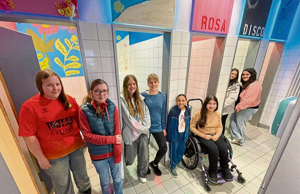 Blumen, Meer, Rosa, Disco oder Make-up: Die Gestaltung der Toiletten-Kabinen haben sich die Schülerinnen selbst überlegt und schon im Mai während einer Projektwoche umgesetzt. Eine AG sorgt dafür, das alles sauber und ordentlich bleibt.