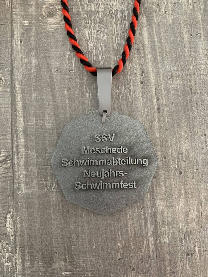 Gretas Schwimm-Medaille. Fotos: Caspari