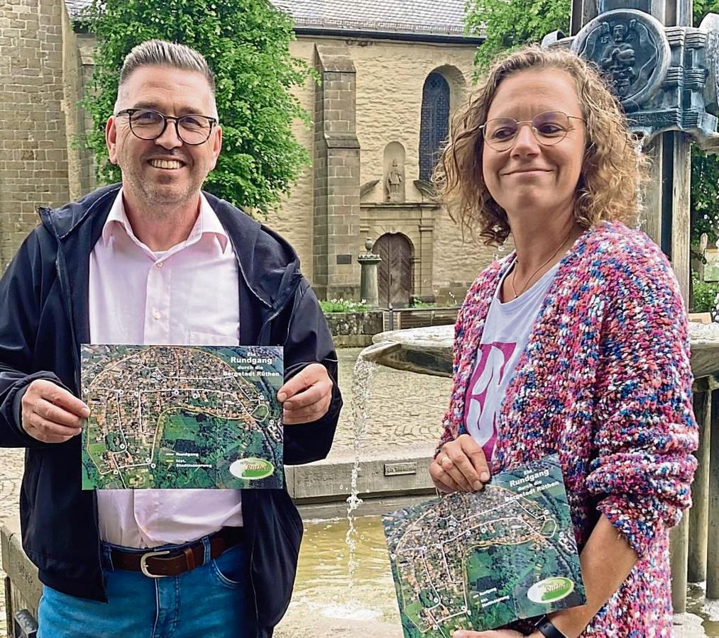 Klaus-Dieter Hötte und Elke Wenge freuen sich auf neue Stadtführer in Rüthen. Foto: Frenz