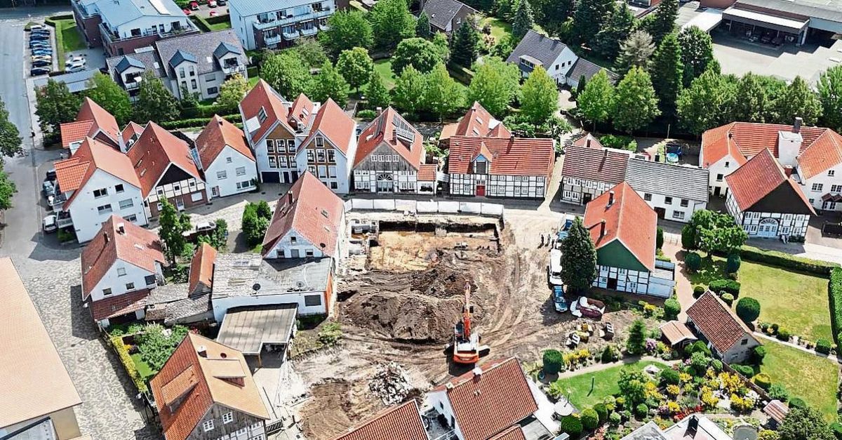 Das Luftbild zeigt die Lage der Grabungsfläche am südlichen Altstadtrand von Rietberg. Foto: EggensteinExca/R. Eilermann