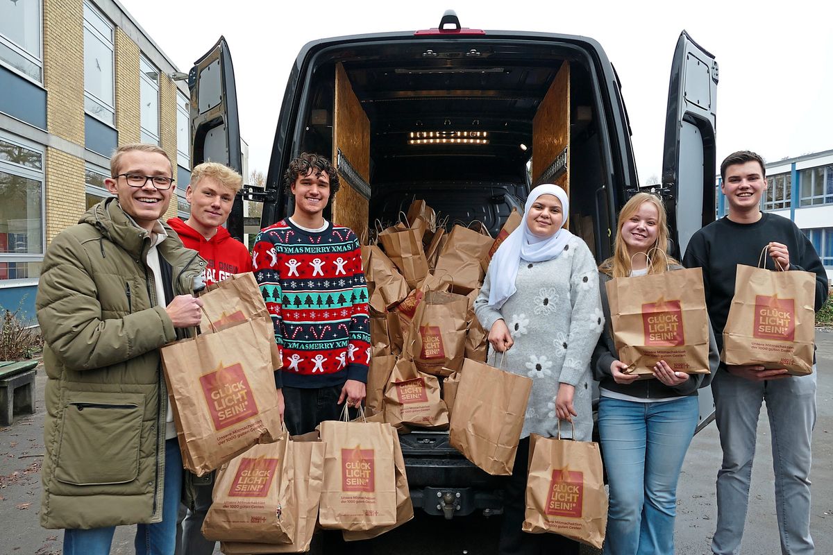 Gut 300 Tüten mit haltbaren Lebensmitteln, Süßigkeiten, aber auch Selbstgemachtem wurden in diesem Jahr in der Marienschule gesammelt, um damit ein Zeichen von Solidarität zu setzen.