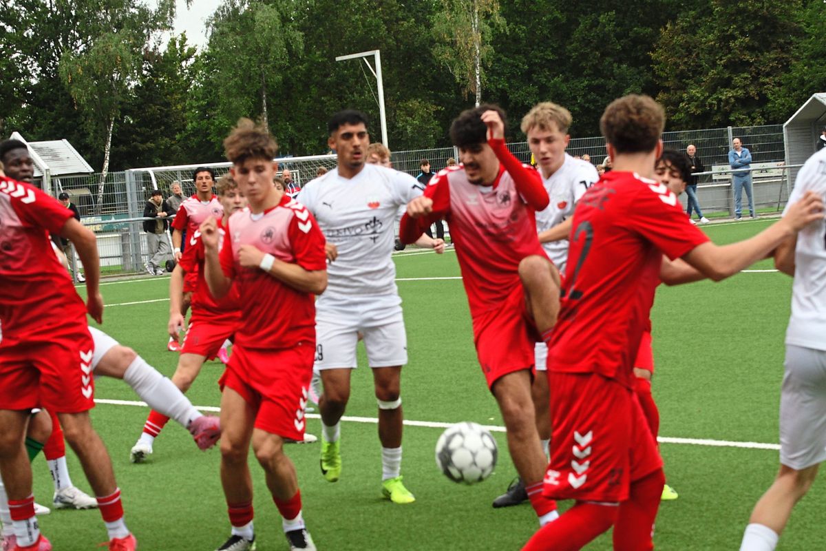 Vorweggenommenes Endspiel im A-Junioren-Kreispokal: Der TuS Lipperode (in Weiß) fordert den Titelverteidiger SV Lippstadt. Foto: Hans Dannhausen