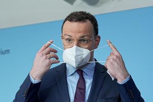 Unions-Fraktionschef Jens Spahn verteidigt seine Masken-Politik während der Pandemie. (Archivbild) - Foto: Michael Kappeler/dpa