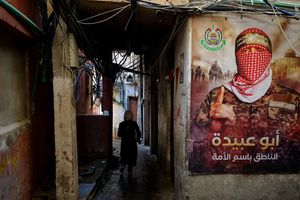 Ein Plakat des Hamas-Sprechers Abu Obeida. (Archivbild) - Foto: Marwan Naamani/dpa