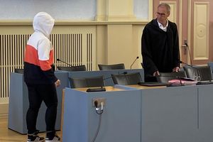 Die wegen Totschlags angeklagte Mutter betritt den Gerichtssaal. - Foto: Tatjana Bojic/dpa