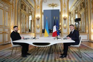 Macron und Selenskyj haben mit Verbündeten über die Gespräche für ein Ende des Krieges in der Ukraine beraten. - Foto: Christophe Ena/Pool AP/AP/dpa