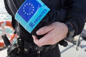 Die europäische Grenzschutzagentur Frontex sieht sich mit Schadenersatzklagen von Schutzsuchenden konfrontiert. (Archivbild) - Foto: Christian Charisius/dpa
