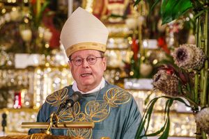 Der Vorsitzende der Deutschen Bischofskonferenz, Georg Bätzing, warnt in seiner Weihnachtspredigt vor «egoistischem Nationalismus». (Archivbild) - Foto: Andreas Arnold/dpa