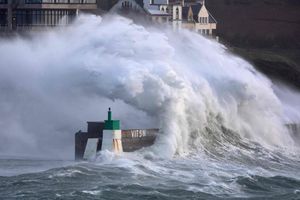 Mit Sturm «Goretti» sind riesige Welle über die Küste von Nordwestfrankreich hereingebrochen. - Foto: Fred Tanneau/AFP/dpa