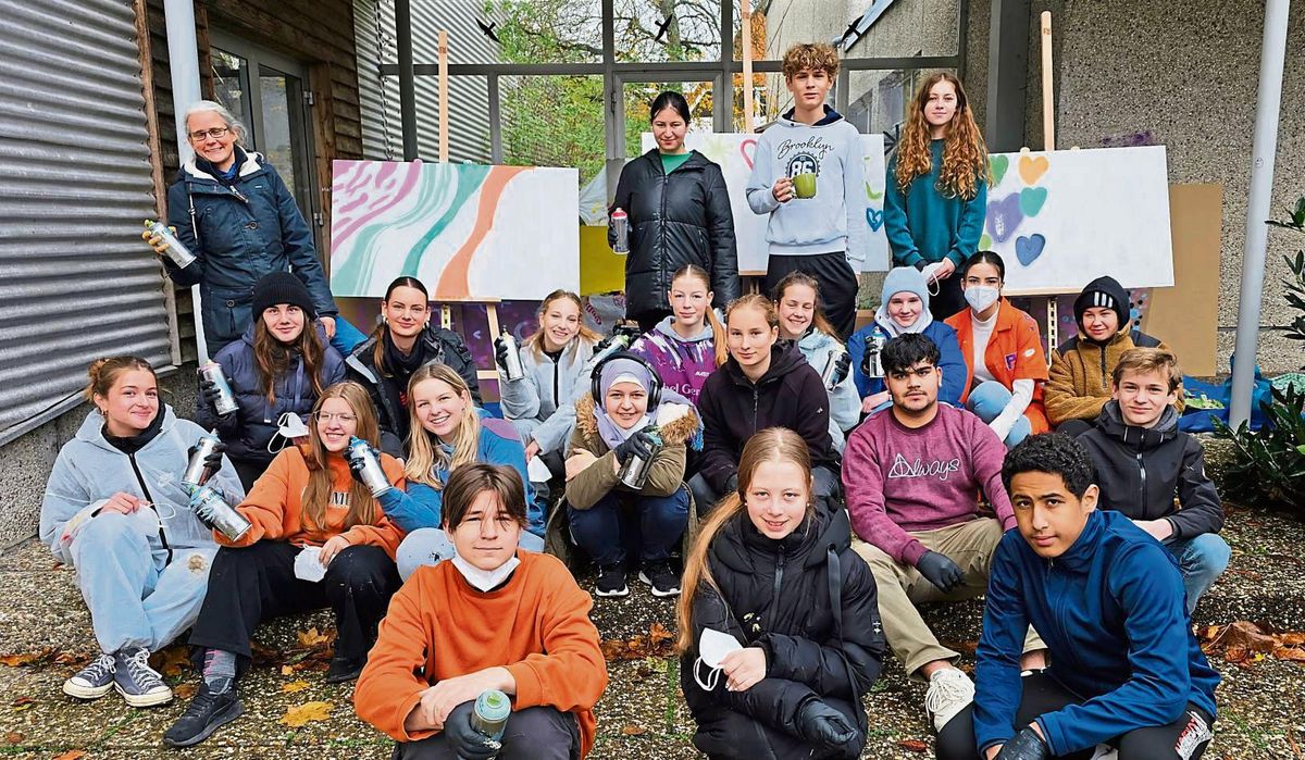 Ran an die Spraydosen: Der Graffiti-Workshop war für die Schülerinnen und Schüler eine willkommene Abwechslung vom nicht ganz so farbenfrohen Schulalltag. Fotos: Otten
