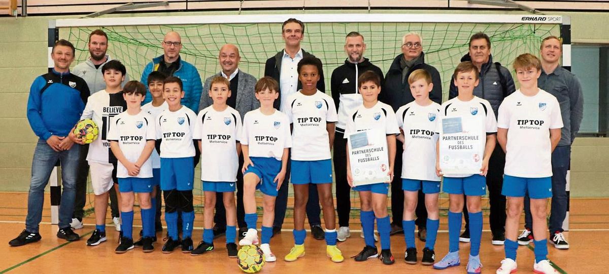 Über die Auszeichnung als offizielle DFB-Partnerschule freuen (h.v.l.) Thomas Jelinek, Stefan Nitsche, Frank Schnell, Elmar Ahlke, Wolfram Wenner, Thomas Synowczik, Dr. Bonna, Johannes Danner, Jens Schumacher sowie die Schulmannschaft des Wadersloher Gymnasiums Johanneum mit (v.v.l.) Mehdi Bouhadjar, Tim Bomba, Muzamel Sherzai, Aymen Aharrou, Lias Martynjenko, Milan Jelinek, Alfa Bah, Ari Junkmann, Dominik Mendel, Jakob Steinbrink und Lucas Schnitker.