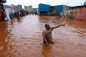 Ein Mann watet in Nairobi durch das Hochwasser. - Foto: Joy Nabukewa/XinHua/dpa