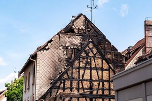 Nach dem Großbrand in der Innenstadt von Villingen sind die Häuser zunächst nicht mehr bewohnbar, zwei der sechs Gebäude sind zum Teil eingestürzt. - Foto: Joshua Rzepka/onw-images/dpa