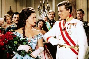 Der österreichische Kaiser Franz Joseph (Karlheinz Böhm) bittet Sissi (Romy Schneider) um ihre Hand - Szene aus dem Film «Sissi». Der österreichische Film aus dem Jahr 1955 wird am heutigen Heiligabend und am ersten Weihnachtsfeiertag bei RTL ausgestrahlt. - Foto: -/RTL+/dpa