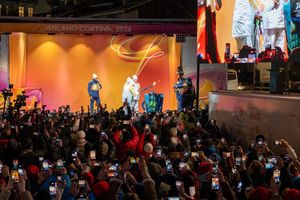 Das olympische Feuer ist in Cortina angekommen. - Foto: Thomas Gaspari Bandion/IPA via ZUMA Press/dpa