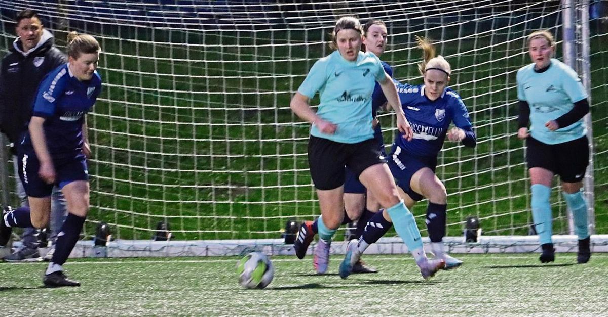 Nach den Rückschlägen am vergangenen Spieltag wollen Germania Stirpe (helle Trikots) und der TuS Wadersloh (dunkle Trikots) nun in ihren Heimspielen wieder ein anderes Gesicht zeigen. Foto: Feichtinger